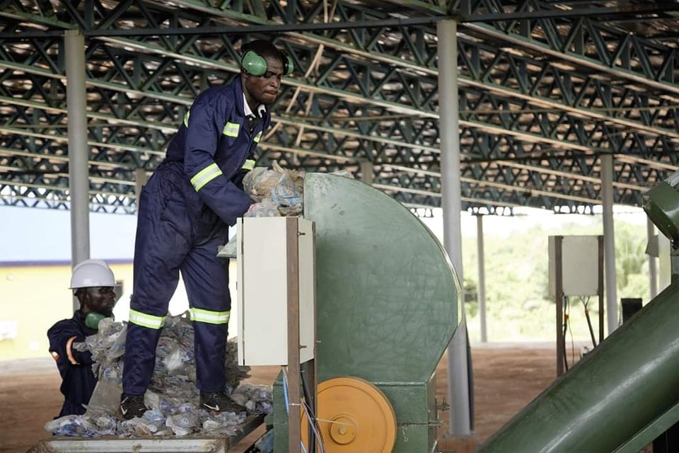 GHANA: Eine Anlage in Giankoba wandelt Abfall in Strom und Dünger um