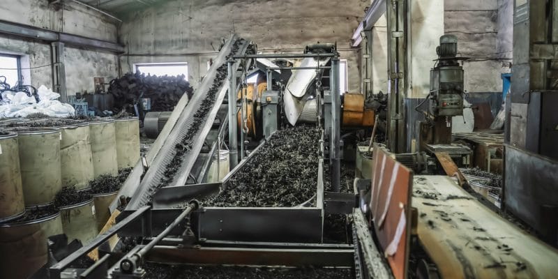 GHANA: Recyclers recycles waste rubber in new plant©DedMityay/Shutterstock