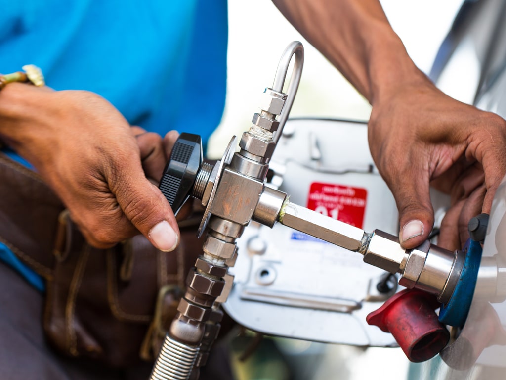 EQUATORIAL GUINEA: Taqa Arabia introduces natural gas cars © konmesa / Shutterstock