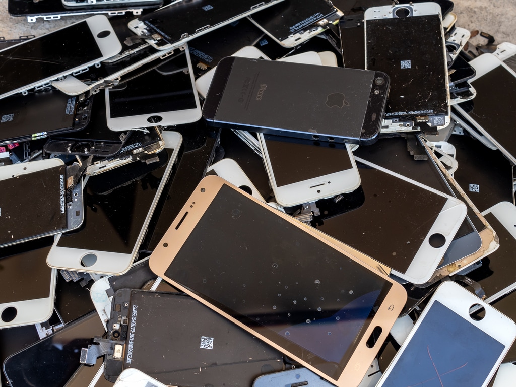 AFRICA: Vodafone recycles used phones in Nigeria, Ghana and Cameroon ©Poravute Siriphiroon-Shutterstock