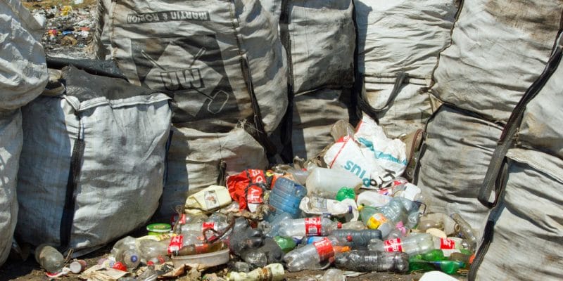 GABON: "the plastic bottle challenge" to reduce pollution © dolfin / Shutterstock