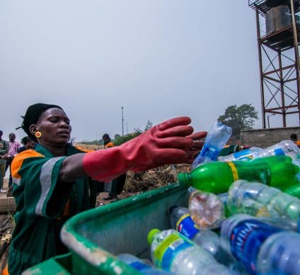 NIGERIA: Recycling waste ensures schooling for the needy ©shynebellz de Shutterstock