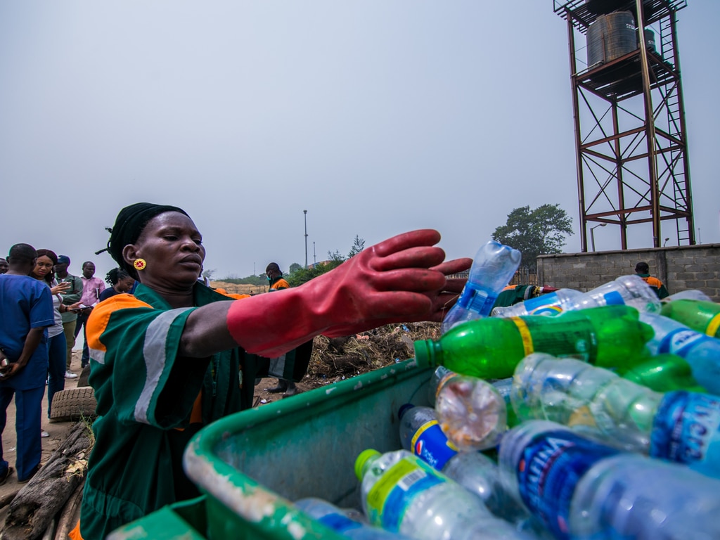 NIGERIA: Recycling waste ensures schooling for the needy ©shynebellz de Shutterstock