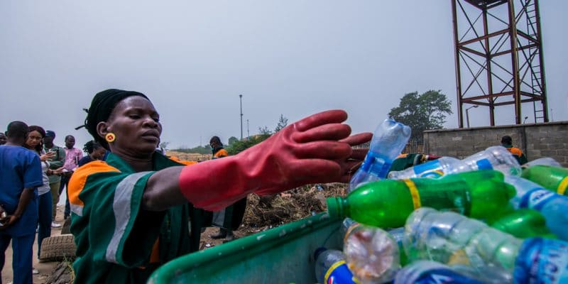 NIGÉRIA : le recyclage des déchets assure la scolarisation des nécessiteux ©shynebellz de Shutterstock