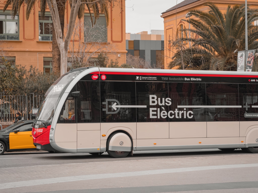 NIGERIA: Oando to introduce electric buses on Lagos roads © Stefan Schooten/ Shutterstock