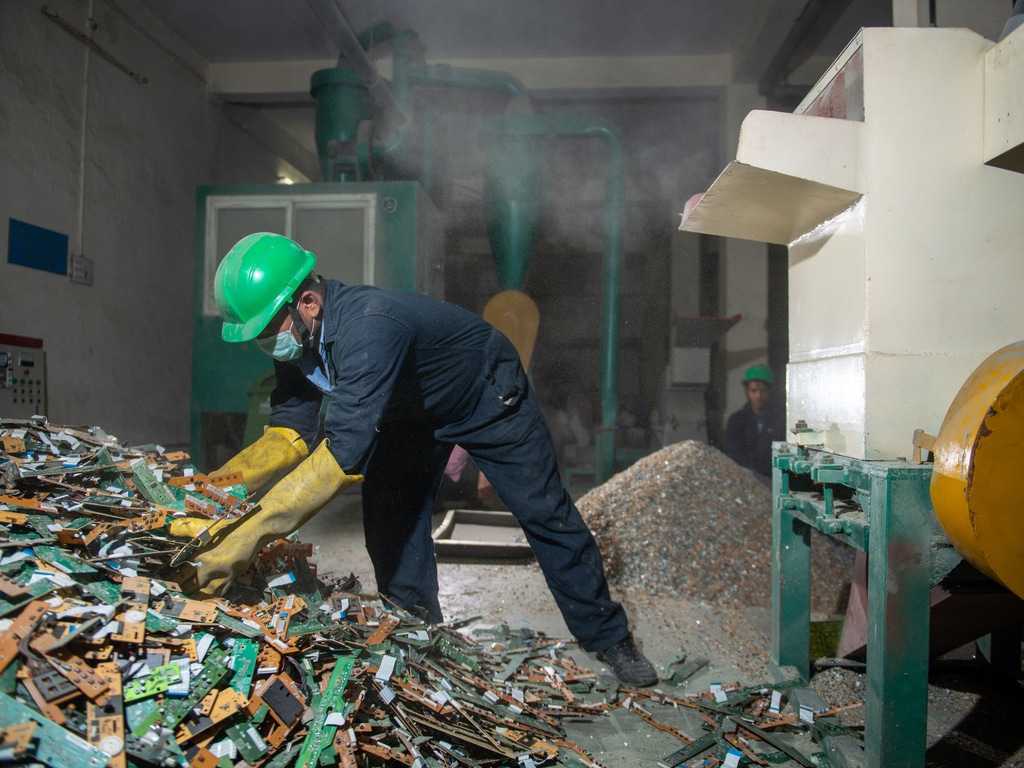 GHANA: un centre de recyclage des déchets électroniques sera inauguré en octobre 2022 ©PradeepGaurs / Shutterstock