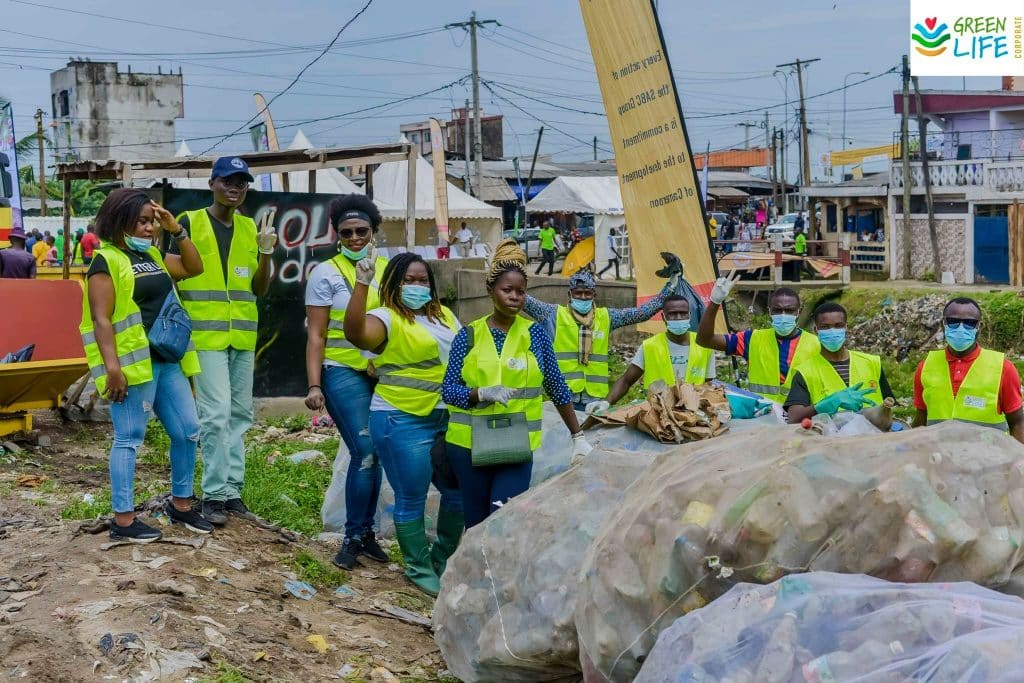 CAMEROUN : 100 stagiaires de SABC collectent les déchets à Douala et Yaoundé ©Red-Plast