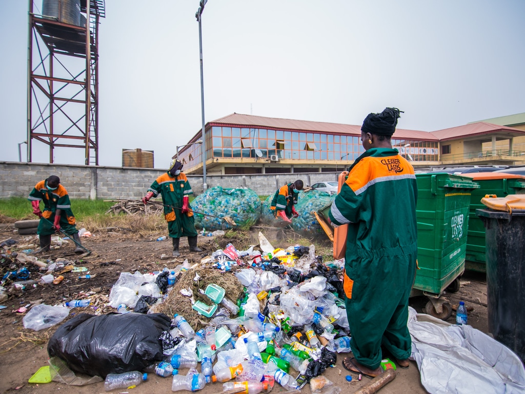 NIGERIA: "Pakam", the mobile application for waste recycling in Lagos©shynebellz/shutterstock