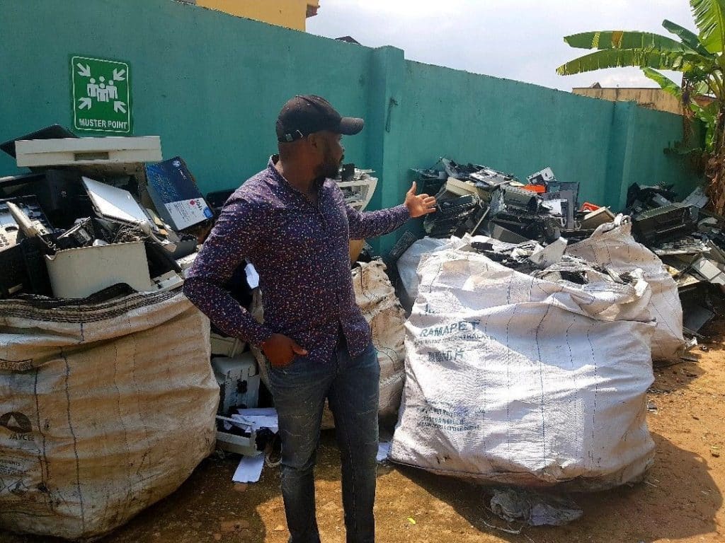 NIGÉRIA : à Lagos, Quadloop recycle les déchets électroniques en lanternes solaires©Dozie Igweilo