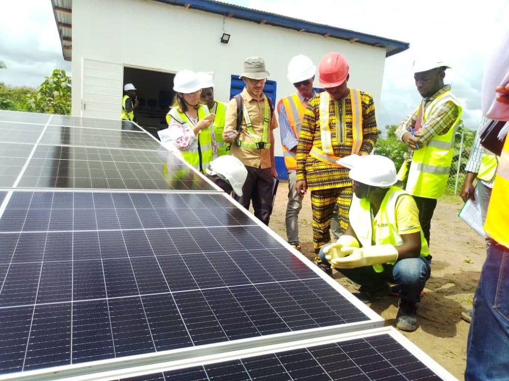 BÉNIN : à Azolve, Weziza lance 2 mini-grids solaires pour desservir 3 000 personnes © Energicity