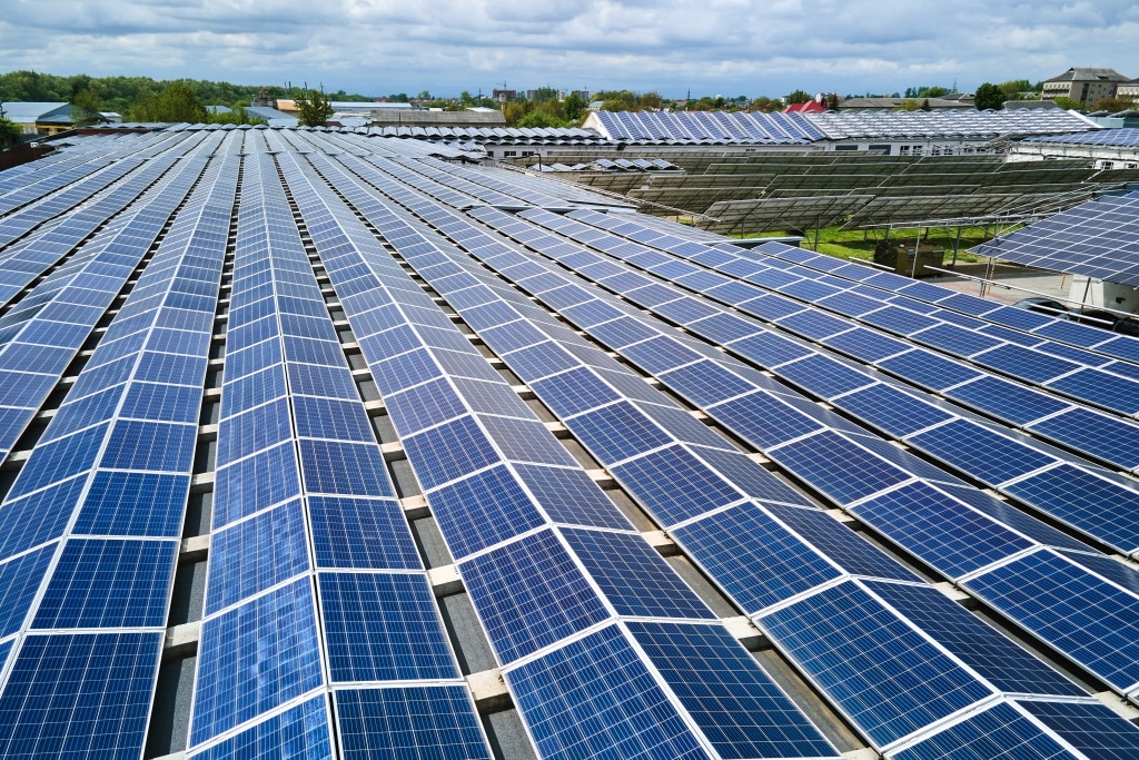 ZIMBABWE : DPA va fournir 2,5 MWc d’énergie solaire à l’usine de Varun à Harare © Bilanol/Shutterstock