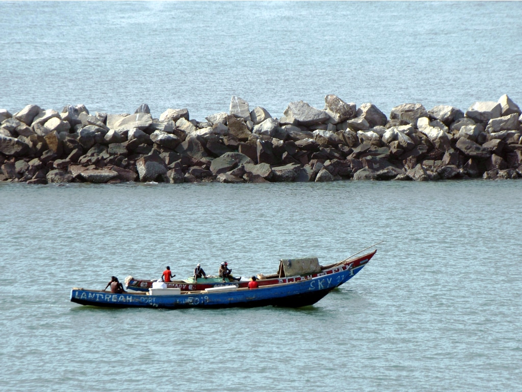 GUINÉE : une initiative collective permet le nettoyage du port de pêche de Bonfi ©Luciavonu/Shutterstock