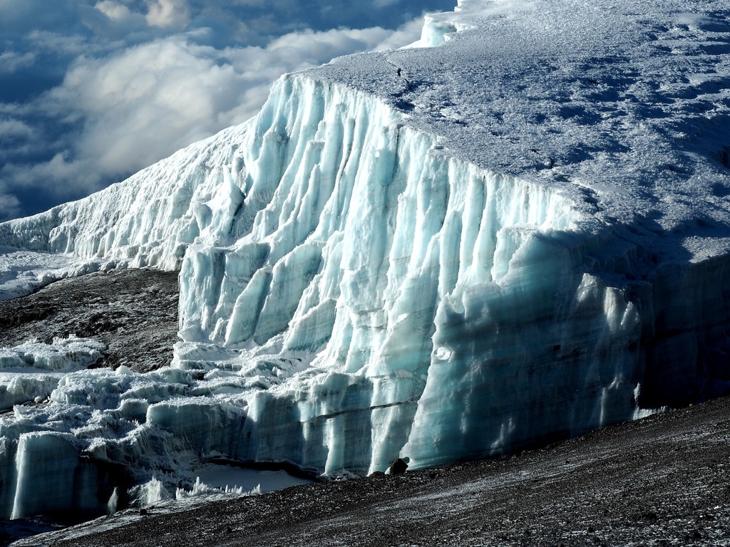 AFRIQUE : la calotte glaciaire du mont Kilimandjaro pourrait disparaitre d’ici à 2050 ©Alexander Chizhenok/shutterstock