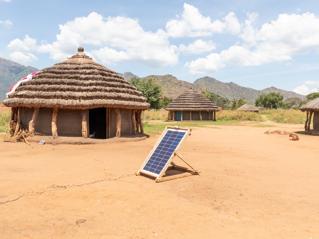 TOGO: In Lomé, the start-up "Energieaux" manufactures intelligent solar panels© Warren Parker/Shutterstock