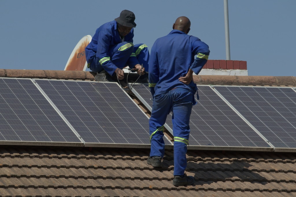 AFRIQUE : Qotto lève 8 M$ pour la distribution de ses systèmes solaires domestiques © africasearching/Shutterstock