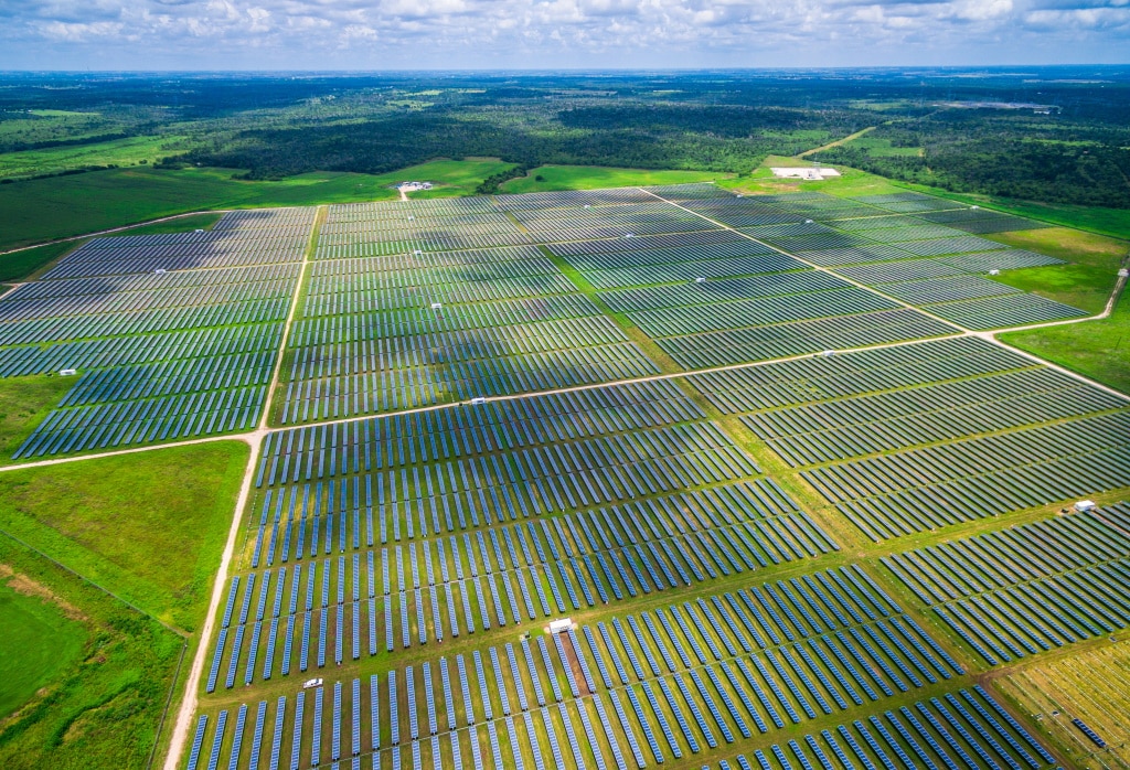 TOGO : 64 M$ de la Banque mondiale pour l’énergie solaire et le stockage d’électricité © Roschetzky Photography/Shutterstock