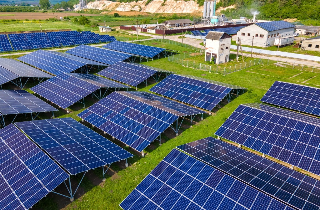 NIGERIA : l’UEF va subventionner la solarisation de 3 500 petites entreprises © Bilanol/Shutterstock