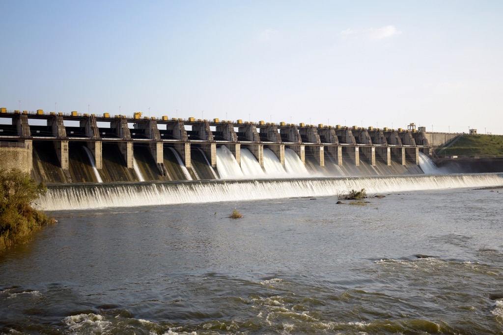 CAMEROUN : le barrage de Nachtigal produira ses premiers MW en fin 2023 © ArqStudio /ShutterCAMEROON: the Nachtigal dam will produce its first MW by the end of 2023 © ArqStudio /Shutterstockstock