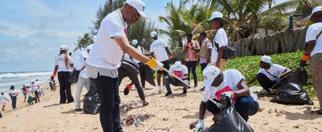 CÔTE D’IVOIRE : la plage de Grand-Bassam débarrassée des déchets plastiques©BAD