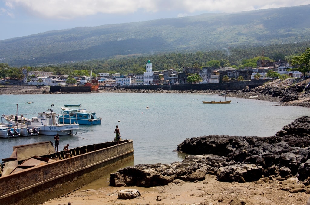COMOROS: water shortages intensify in Moroni, to the great displeasure of households©Altrendo Images/Shutterstock