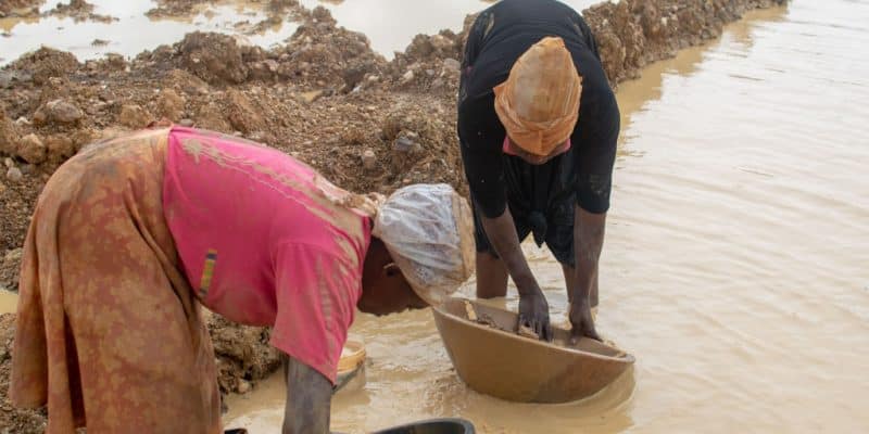 CÔTE D’IVOIRE: la pollution de l’eau par l’orpaillage atteint la barre des 80% ©Delali Adogla-Bessa/Shutterstock