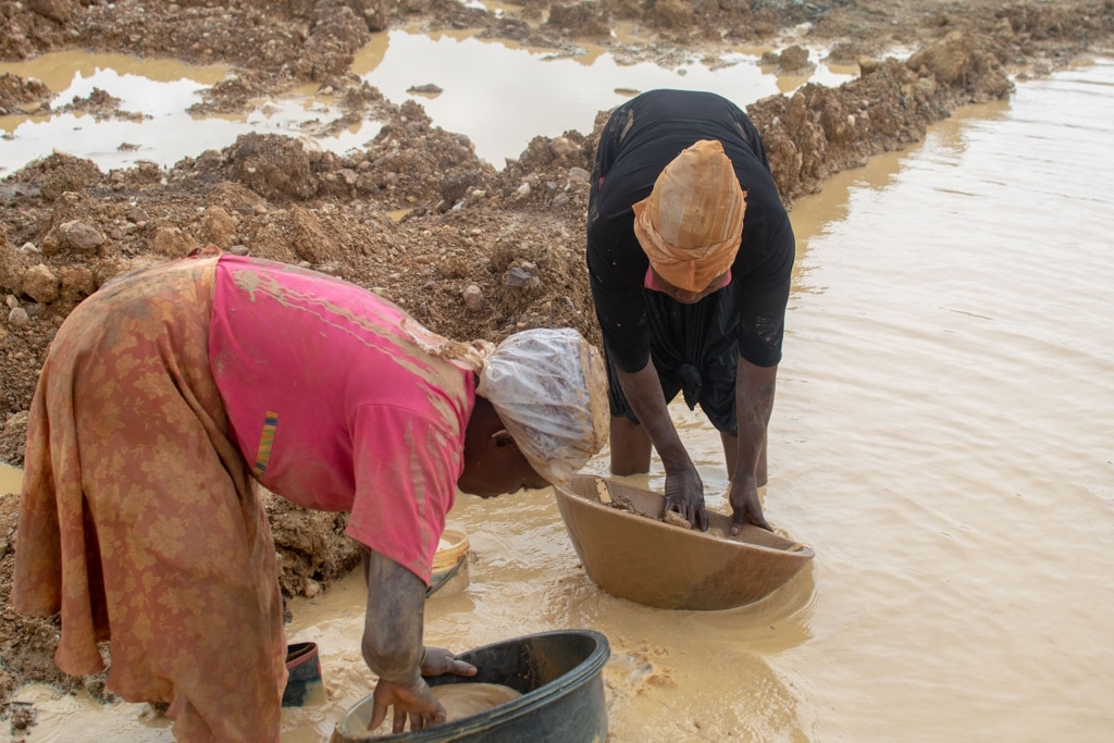 CÔTE D’IVOIRE: la pollution de l’eau par l’orpaillage atteint la barre des 80% ©Delali Adogla-Bessa/Shutterstock