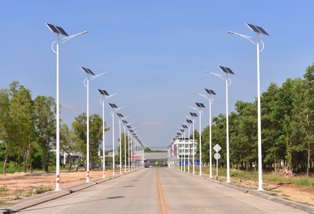 MAURITANIA: street lighting goes green with 500 solar street lamps © Gongsin.b/Shutterstock